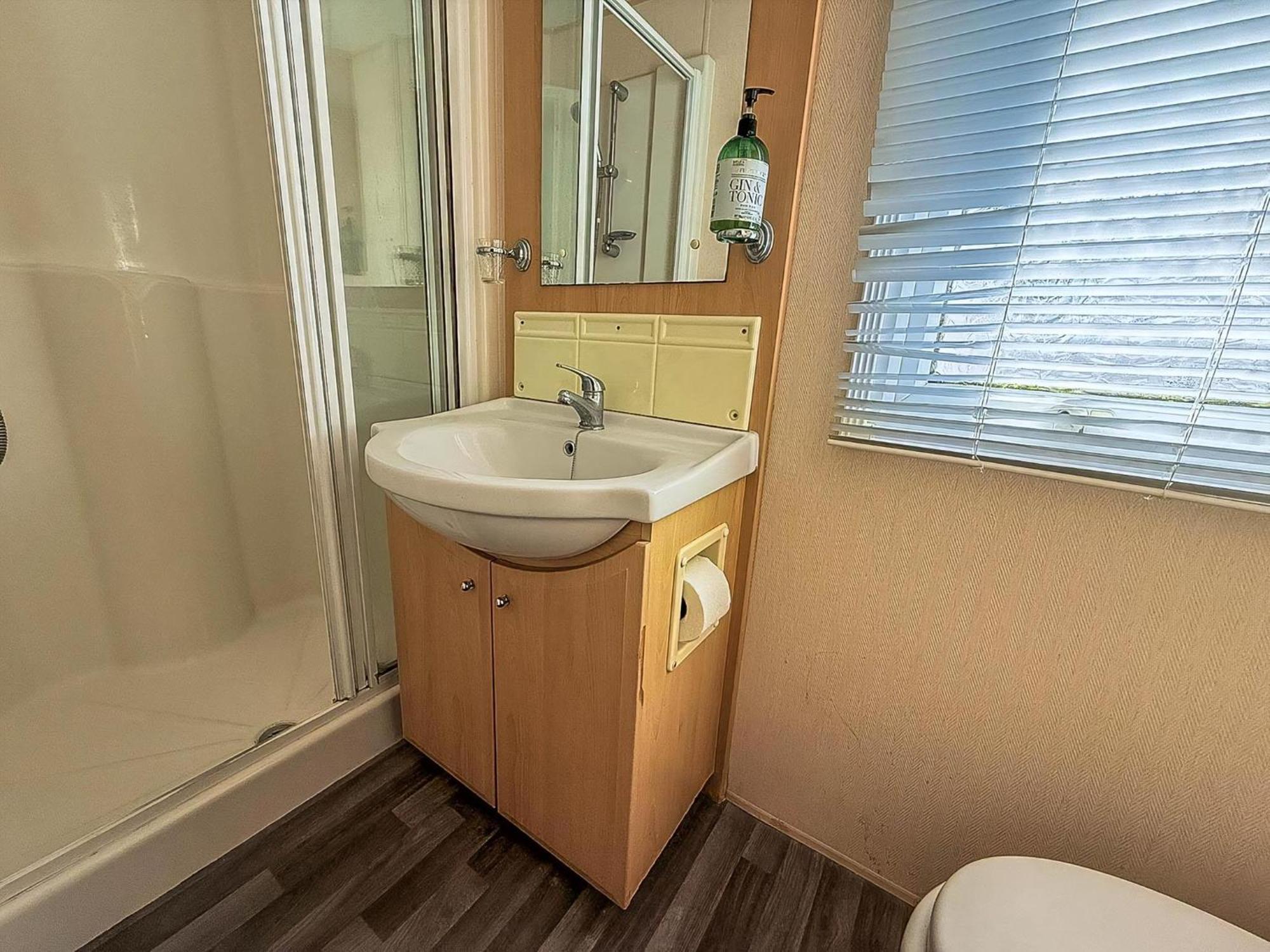 8 Berth Caravan With Decking To Hire At Naze Marine In Essex Ref 17045Nm Walton-on-the-Naze Exterior foto