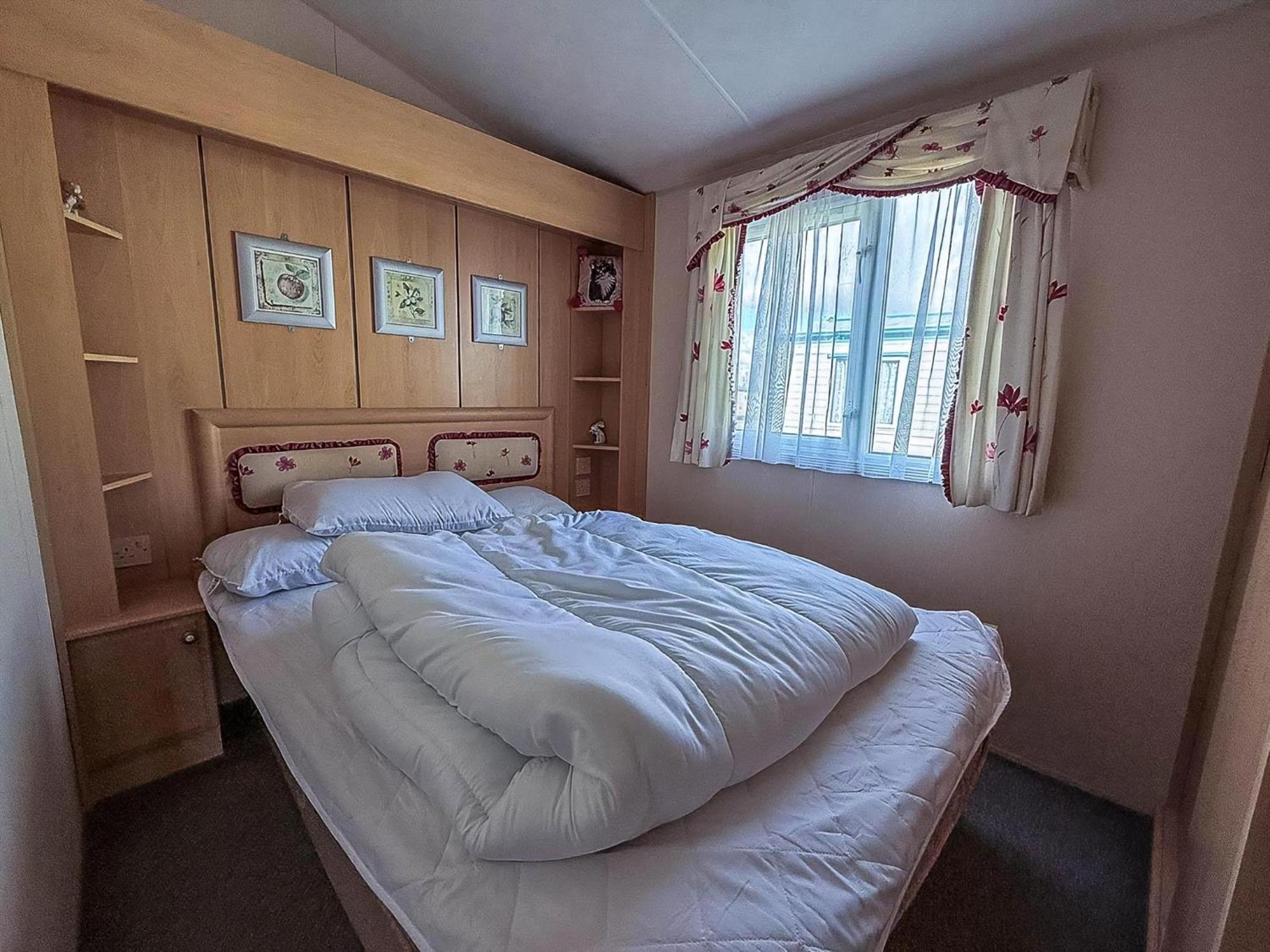 8 Berth Caravan With Decking To Hire At Naze Marine In Essex Ref 17045Nm Walton-on-the-Naze Exterior foto