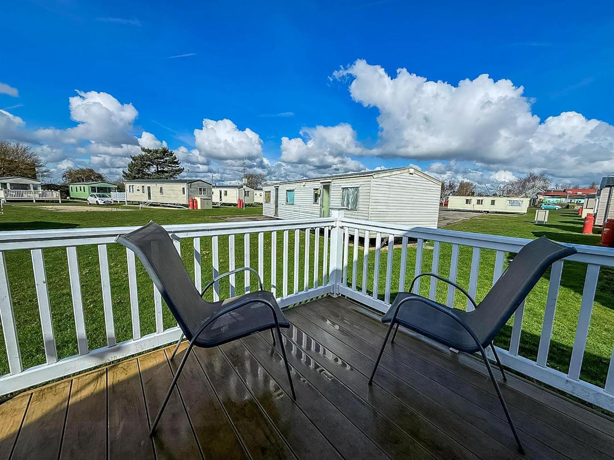 8 Berth Caravan With Decking To Hire At Naze Marine In Essex Ref 17045Nm Walton-on-the-Naze Exterior foto